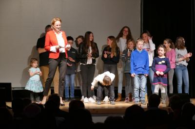 Die Kinder freuen sich &uuml;ber den Applaus. Ein Kind verbeugt sich tief. 