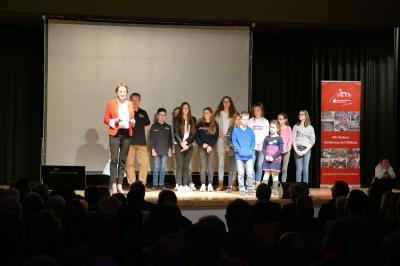 Gruppe von Kindern mit Michael B&ouml;hler und Andrea Helm (Sprecherin der Sparkassenstiftung Starkenburg) 