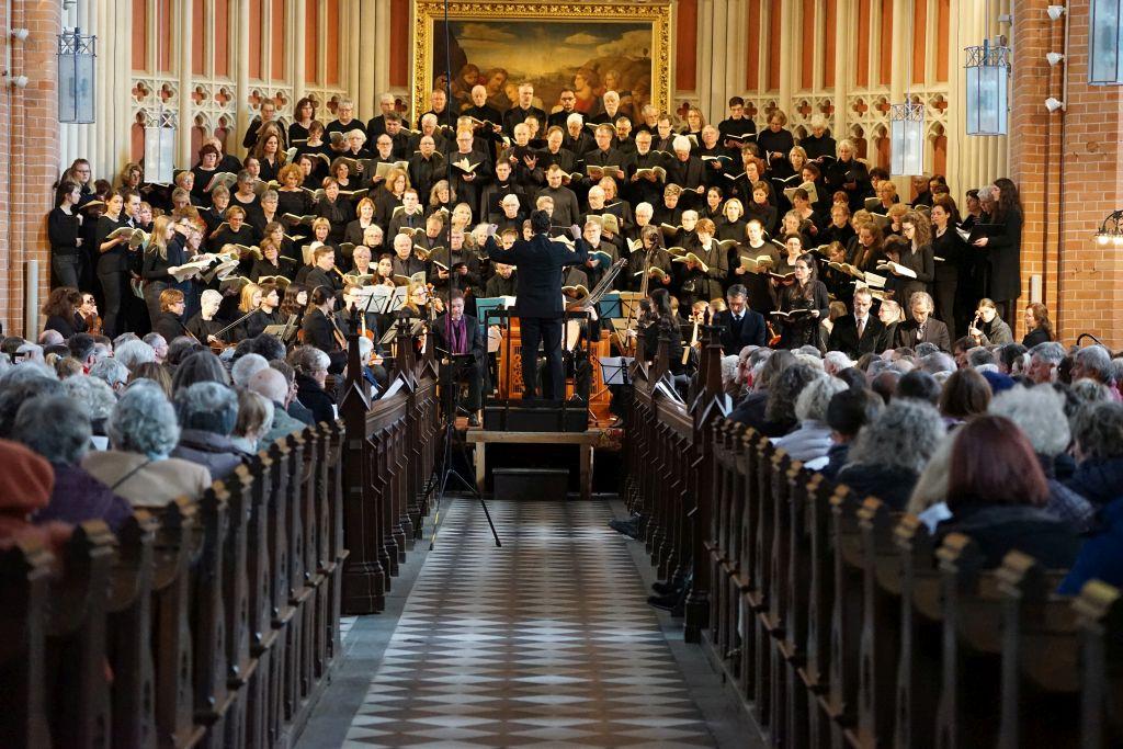 Bild: Die 150 Sängerinnen und Sänger in St. Bartholomaei Demmin während der Aufführung der Matthäus-Passion