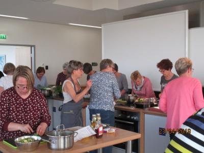 Die Rezepte werden gelesen und zubereitet.  (Bild vergr&ouml;&szlig;ern)