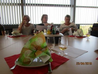 So sch&ouml;n war es eingedeckt. Dazu gab es Apfelbowle.  (Bild vergr&ouml;&szlig;ern)