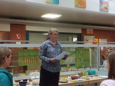 Schulleiterin Susanne David-Gli&szlig;mann begr&uuml;&szlig;t die G&auml;ste in ihrer Schule auf Franz&ouml;sisch. 