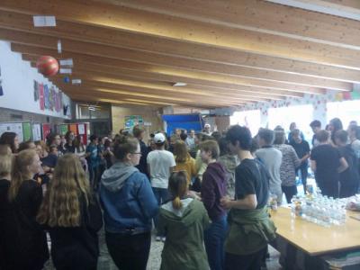 Ausgelassene Stimmung in der Pausenhalle der AFG: On danse! 