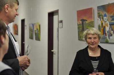 Landrat Siegurd Heinze und Sachgebietsleiterin Wirtschaft & F&ouml;rderung B&auml;rbel Weihmann mit der K&uuml;nstlerin Hildegard Lubig bei der Vernissage. Foto Landkreis  (Bild vergr&ouml;&szlig;ern)