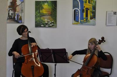 Kreismusiksch&uuml;lerin Jula Nele Lehmann mit Lehrerin Juliane Thiel am Violoncello bei der Ausstellungser&ouml;ffnung. Foto Landkreis  (Bild vergr&ouml;&szlig;ern)