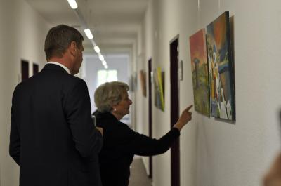 Landrat Siegurd Heinze mit der K&uuml;nstlerin Hildegard Lubig bei der Vernissage. Foto Landkreis  (Bild vergr&ouml;&szlig;ern)