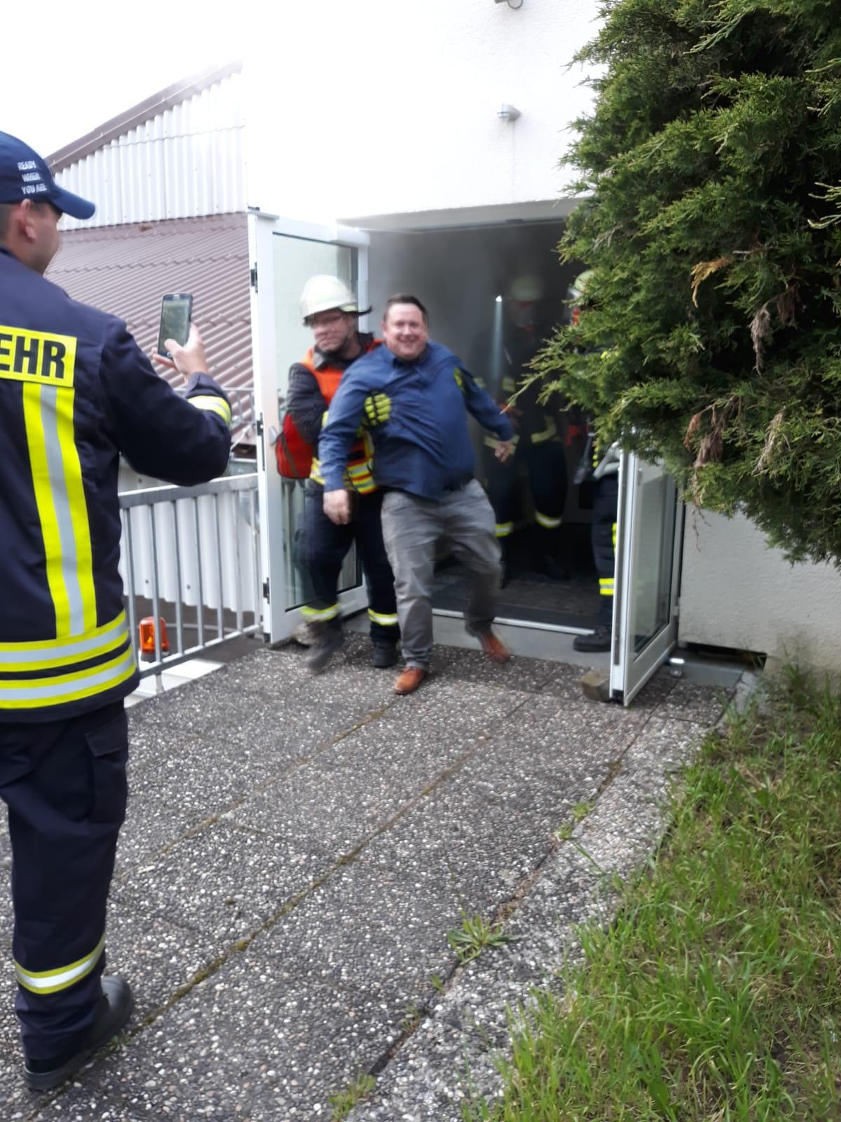 Bild: Eine weitere Person aus dem Haus gerettet