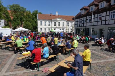 Mittagessen im Sonnenschein. Foto: Matthias Anke/MAZ  (Bild vergr&ouml;&szlig;ern)