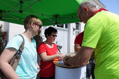 Heike Fuchs (am Pult) informiert &uuml;ber die n&auml;chsten Veranstaltungen in Pritzwalk. Foto: Matthias Anke/MAZ  (Bild vergr&ouml;&szlig;ern)