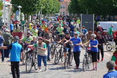 Super Wetter beim Mittagessen vor dem Rathaus. Foto: Matthias Anke/MAZ  (Bild vergr&ouml;&szlig;ern)