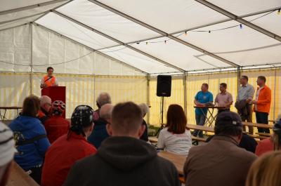Organisator Jens Bergmann von der Kreisverwaltung begr&uuml;&szlig;t die Teilnehmer im Festzelt des Sportvereins in Peickwitz. Foto Landkreis  (Bild vergr&ouml;&szlig;ern)