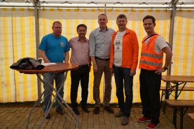 Landrat Siegurd Heinze (2.v.r.) gemeinsam mit Landwirt Thomas Domin, Ortsvorsteher Peickwitz Ingo Amsel, B&uuml;rgermeister Senftenberg Andreas Fredrich und Organisator Jens Bergmann (von links). Foto Landkreis  (Bild vergr&ouml;&szlig;ern)