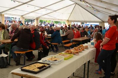 Mit liebevoll belegten Br&ouml;tchen, zahlreichen Kannen Kaffee und &uuml;ber 15 Kuchen versorgten die Damenfu&szlig;ballerinnen des SV Germania Peickwitz mit weiteren flei&szlig;igen Helfern die Tourteilnehmer. Foto Landkreis  (Bild vergr&ouml;&szlig;ern)
