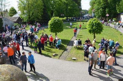 Gute Stimmung bei bestem Ausflugswetter am Gutshof Schwarzbach. Foto Landkreis  (Bild vergr&ouml;&szlig;ern)