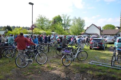 Der Parkplatz in Peickwitz war schnell gef&uuml;llt. Foto Landkreis  (Bild vergr&ouml;&szlig;ern)