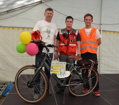 Der gl&uuml;ckliche Gewinner des Hauptpreises Thomas H&ouml;ntsch aus Ruhland mit Landrat Siegurd Heinze und Organisator Jens Bergmann. Foto Landkreis  (Bild vergr&ouml;&szlig;ern)