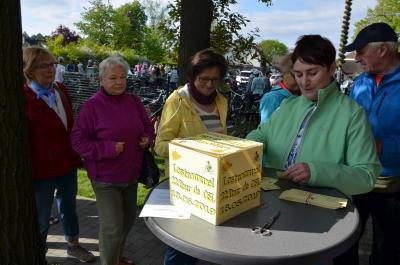 Sachgebietsleiterin Wirtschaftsf&ouml;rderung B&auml;rbel Weihmann verteilt zur Begr&uuml;&szlig;ung die Tombolalose. Foto Landkreis  (Bild vergr&ouml;&szlig;ern)