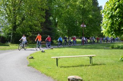 Ankunft der Radfahrer am 1. Stopp der Tour de OSL 2019 - dem Gutshof in Schwarzbach. Foto Landkreis  (Bild vergr&ouml;&szlig;ern)