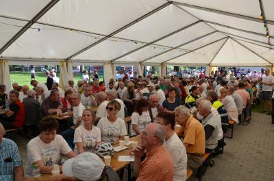 Bestens umsorgt von Fu&szlig;balldamen des Peickwitzer Sportvereins warten die Teilnehmer gespannt auf die traditionelle Radlertombola. Foto Landkreis  (Bild vergr&ouml;&szlig;ern)