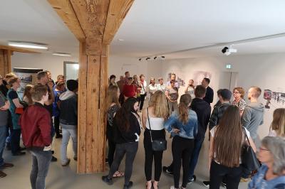 Viele Interessenten besuchten die Vernissage.   (Bild vergr&ouml;&szlig;ern)