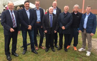 v.l.: Landrat Carsten Harings, KSB Vorsitzender J&ouml;rg Skatulla, J&ouml;rg Niemann, stellv. B&uuml;rgermeister aus Wardenburg Herrn Kose, Herr D&auml;ne,Herr Ochmann von den Rotariern, Herr Michels vom Behindertensportverband und &acute;der B&uuml;rgermeister von der Gemeinde Hatten Herrn Pundt  (Bild vergr&ouml;&szlig;ern)