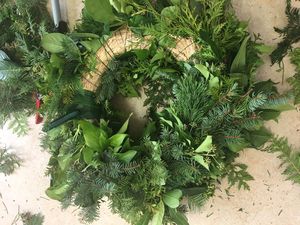 Foto des Albums: Die ersten Klassen binden ihren eigenen Adventskranz (Dezember 2018)