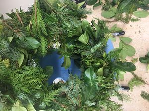 Foto des Albums: Die ersten Klassen binden ihren eigenen Adventskranz (Dezember 2018)