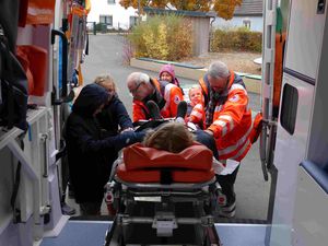 So wird ein Patient richtig auf der Trage gesichert.  (Bild vergr&ouml;&szlig;ern)