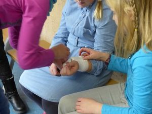 Pr&uuml;fungsteil: Anlegen eines Druckverbandes.  (Bild vergr&ouml;&szlig;ern)