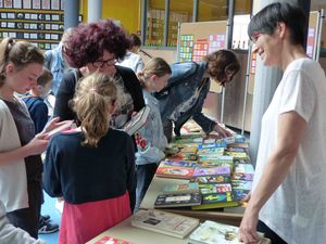 Britte Schneider wurde nicht m&uuml;de begeistert von den B&uuml;chern zu erz&auml;hlen.   (Bild vergr&ouml;&szlig;ern)