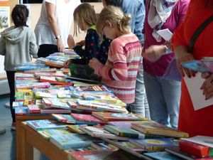 Voller Begeisterung st&ouml;berten die Kinder am B&uuml;cherabend mit ihren Eltern in den B&uuml;chern.  (Bild vergr&ouml;&szlig;ern)