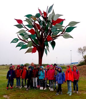 Auf dem Weg durch unseren Wohnort Ouistreham entdeckten wir den Friedensbaum von deutschen und franz&ouml;sischen Kindern, der genau vor 2 Jahren zum Gedenken an die Vers&ouml;hnung und Freundschaft der beiden Nachbarl&auml;nder erinnern soll.   (Bild vergr&ouml;&szlig;ern)