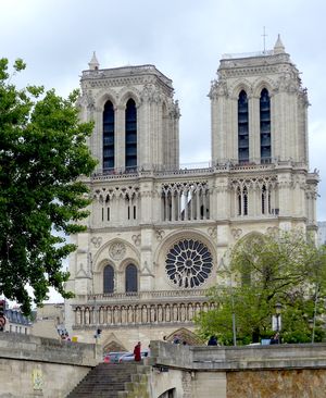 Vorbei an Notre Dame, die im historischen Zentrum von Paris, an der Ostspitze der Ile-de-la-Cite im 12. Jahrhundert gegr&uuml;ndet wurde.  (Bild vergr&ouml;&szlig;ern)