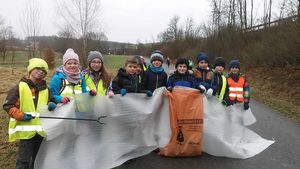 Auch riesiges Verpackungsmaterial liegt nun nicht mehr in der Natur herum, die Kinder haben es eingesammelt.  (Bild vergr&ouml;&szlig;ern)