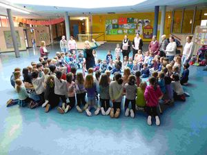 Treffen in der Aula  (Bild vergr&ouml;&szlig;ern)