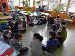 Singen mit Frau Emmerling  (Bild vergr&ouml;&szlig;ern)
