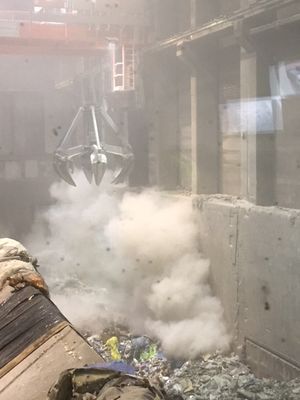 Sehr beeindruckend war f&uuml;r alle der Kran, der den M&uuml;ll in den Verbrennungsofen bef&ouml;rdert.  (Bild vergr&ouml;&szlig;ern)