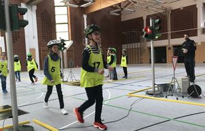 Wie man sieht machen die "Trocken&uuml;bungen" den Kindern sichtlich Spa&szlig;.  (Bild vergr&ouml;&szlig;ern)