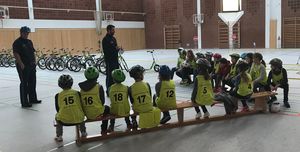Konzentriert lauschen die Sch&uuml;lerinnen und Sch&uuml;ler den Erkl&auml;rungen der Polizisten. Diese Theorie geht jeder praktischen &Uuml;bung voraus.  (Bild vergr&ouml;&szlig;ern)