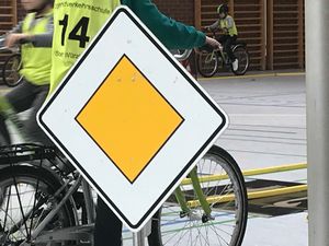 Was bedeutet noch einmal dieses Schild?  (Bild vergr&ouml;&szlig;ern)