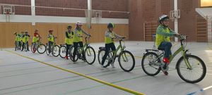 Diszipliniert im "Fahrradverkehr"  (Bild vergr&ouml;&szlig;ern)