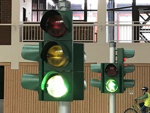 Hoffentlich ist jedem klar, wann man die Ampel und wann das Schild beachtet werden muss.  (Bild vergr&ouml;&szlig;ern)