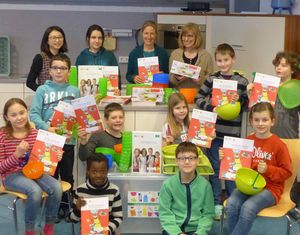 Auch die 3b ist stolz. Am liebsten w&uuml;rden die Kinder gleich loslegen.  (Bild vergr&ouml;&szlig;ern)
