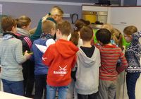 Alle sind daran interessiert, mit Frau Jaques die Kochbox auszur&auml;umen.  (Bild vergr&ouml;&szlig;ern)