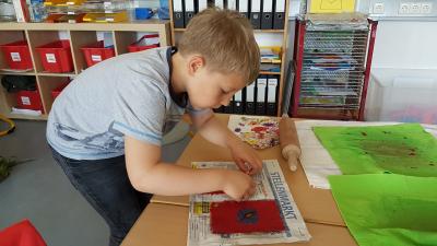 Beim Dekorieren des gesch&ouml;pften Papiers 