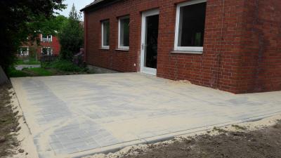 Die neue Terrasse dient gleichzeitig als barrierefreier Eingang zum DGH! 