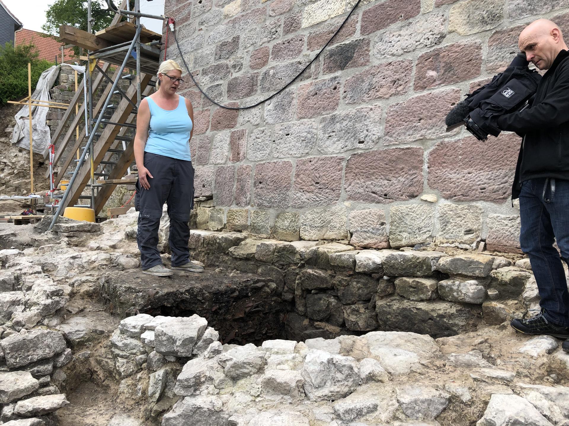 Bild: Erklärung der Archäologin Frau Möller am Fundament des Totenturmes
