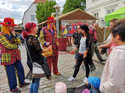 Stra&szlig;enclown aus dem Zirkus-Variet&eacute; &bdquo;Al Dente&ldquo; fesselten auf ihre Art die Besucher. Foto: Beate Vogel  (Bild vergr&ouml;&szlig;ern)