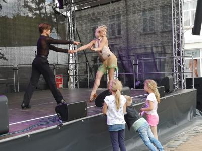 Viel Erotik schwang mit bei der Tanzdarbietung von Nikita Kuzmin und Nicole Wirt. Foto: Beate Vogel  (Bild vergr&ouml;&szlig;ern)