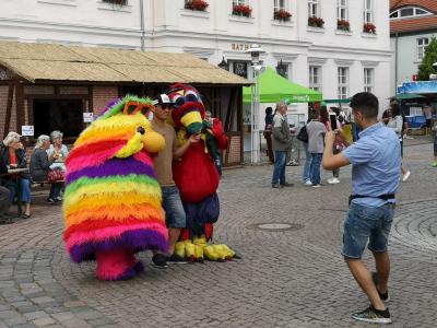 F&uuml;r ein Foto mit Kuschel und Wuschel ist immer Zeit. Foto: Beate Vogel  (Bild vergr&ouml;&szlig;ern)